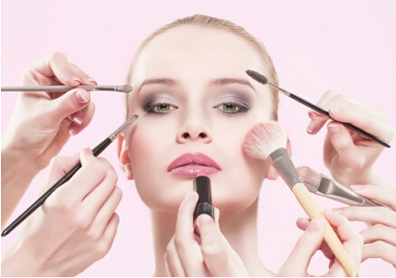 浓妆淡抹是女生的权利，但是要注意容易造成铅含量的增高